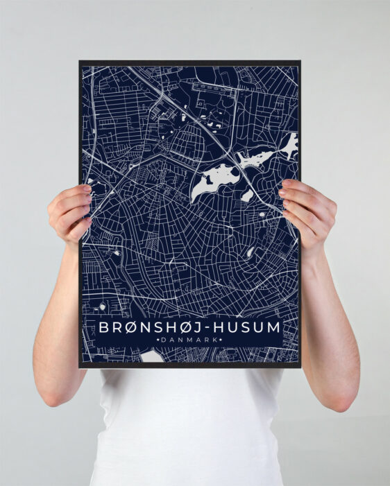 Brønshøj Husum byplakat i stilrent design. Denne Brønshøj Husum byplakat er med gul baggrund og viser Brønshøj Husum fra sin smukkeste side