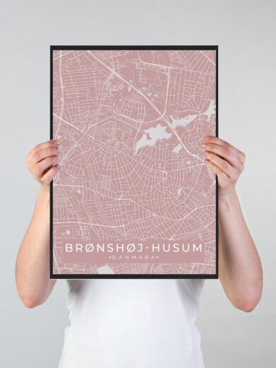 Brønshøj Husum byplakat i stilrent design. Denne Brønshøj Husum byplakat er med gul baggrund og viser Brønshøj Husum fra sin smukkeste side