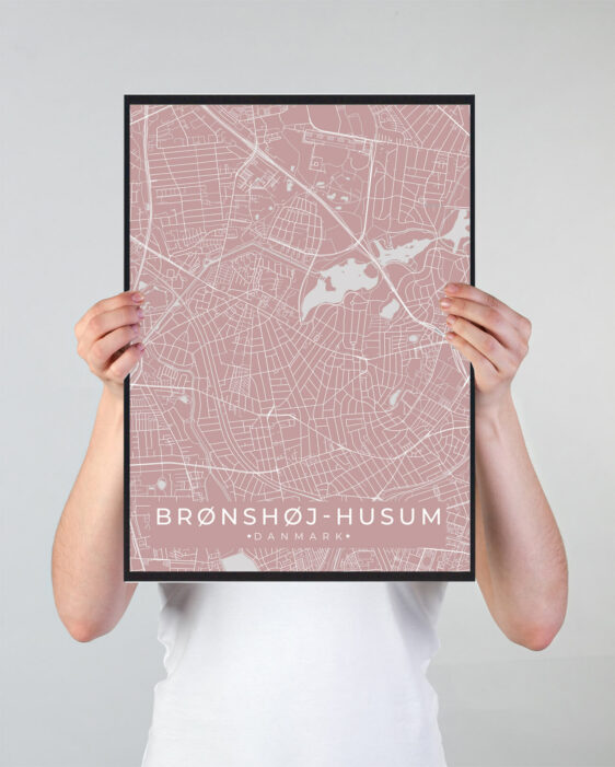 Brønshøj Husum byplakat i stilrent design. Denne Brønshøj Husum byplakat er med gul baggrund og viser Brønshøj Husum fra sin smukkeste side