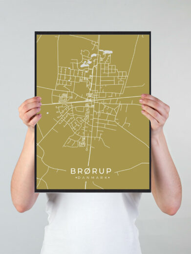 Brørup byplakat i stilrent design. Denne Brørup byplakat er med gul baggrund og viser Brørup fra sin smukkeste side