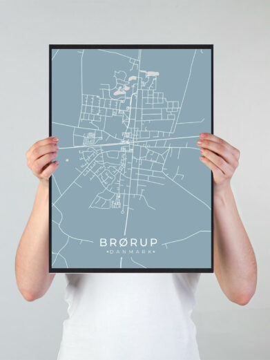 Brørup byplakat i stilrent design. Denne Brørup byplakat er med lyseblå baggrund og viser Brørup fra sin smukkeste side