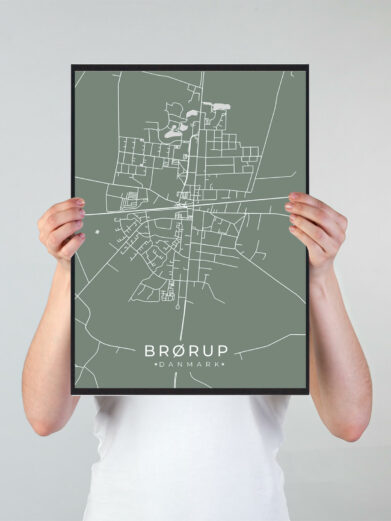 Brørup byplakat i stilrent design. Denne Brørup byplakat er med grøn baggrund og viser Brørup fra sin smukkeste side