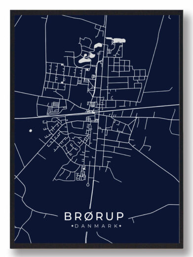 Brørup byplakat i stilrent design. Denne Brørup byplakat er med mørkeblå baggrund og viser Brørup fra sin smukkeste side