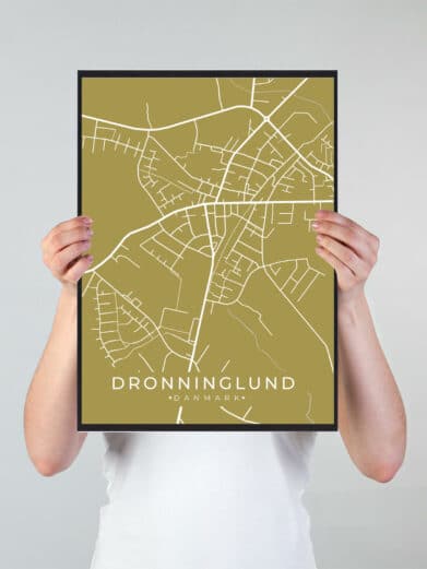 Dronninglund byplakat i stilrent design. Denne Dronninglund byplakat er med gul baggrund og viser Dronninglund fra sin smukkeste side