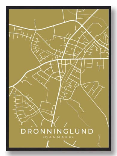 Dronninglund byplakat i stilrent design. Denne Dronninglund byplakat er med gul baggrund og viser Dronninglund fra sin smukkeste side