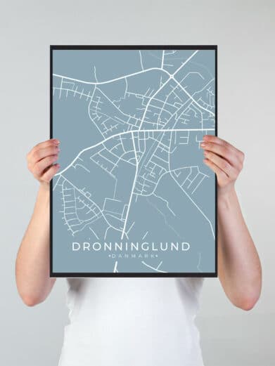 Dronninglund byplakat i stilrent design. Denne Dronninglund byplakat er med lyseblå baggrund og viser Dronninglund fra sin smukkeste side