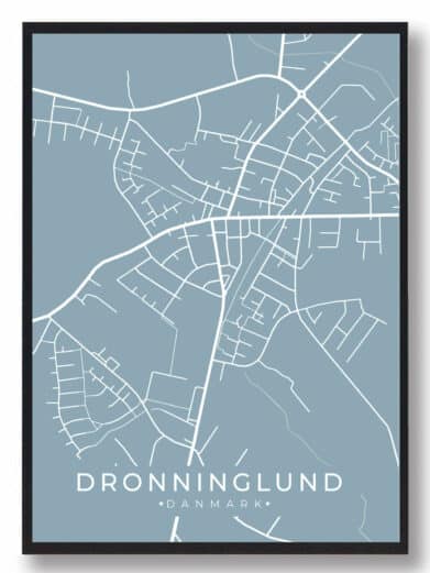 Dronninglund byplakat i stilrent design. Denne Dronninglund byplakat er med lyseblå baggrund og viser Dronninglund fra sin smukkeste side