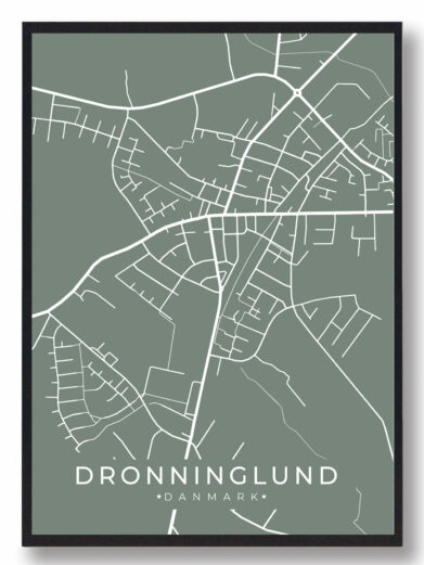 Dronninglund byplakat i stilrent design. Denne Dronninglund byplakat er med grøn baggrund og viser Dronninglund fra sin smukkeste side
