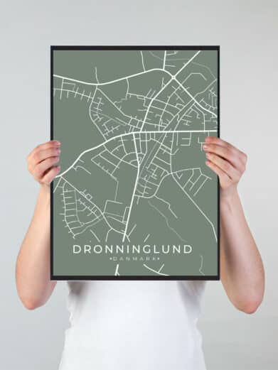 Dronninglund byplakat i stilrent design. Denne Dronninglund byplakat er med grøn baggrund og viser Dronninglund fra sin smukkeste side