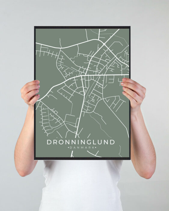 Dronninglund byplakat i stilrent design. Denne Dronninglund byplakat er med grøn baggrund og viser Dronninglund fra sin smukkeste side