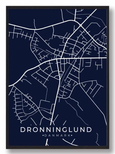 Dronninglund byplakat i stilrent design. Denne Dronninglund byplakat er med mørkeblå baggrund og viser Dronninglund fra sin smukkeste side