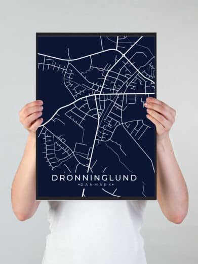 Dronninglund byplakat i stilrent design. Denne Dronninglund byplakat er med mørkeblå baggrund og viser Dronninglund fra sin smukkeste side