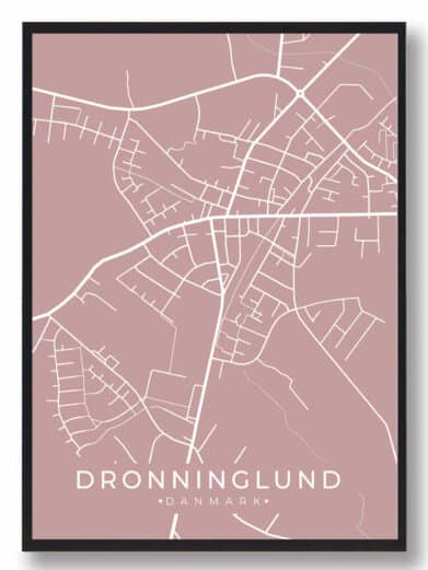 Dronninglund byplakat i stilrent design. Denne Dronninglund byplakat er med rosa baggrund og viser Dronninglund fra sin smukkeste side