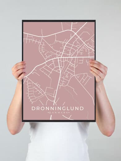 Dronninglund byplakat i stilrent design. Denne Dronninglund byplakat er med rosa baggrund og viser Dronninglund fra sin smukkeste side