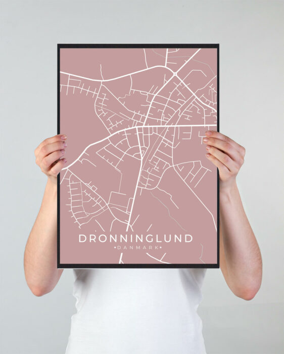 Dronninglund byplakat i stilrent design. Denne Dronninglund byplakat er med rosa baggrund og viser Dronninglund fra sin smukkeste side