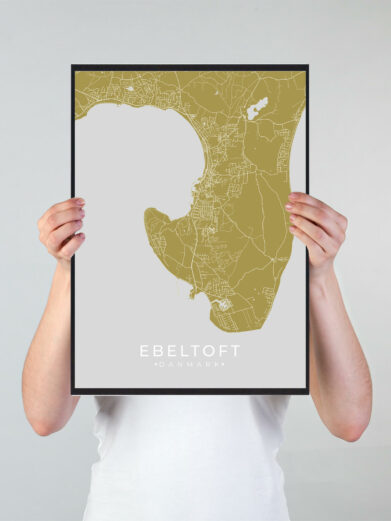 Ebeltoft byplakat i stilrent design. Denne Ebeltoft byplakat er med gul baggrund og viser Ebeltoft fra sin smukkeste side