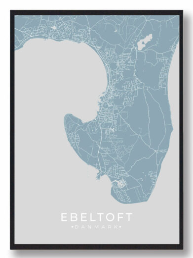 Ebeltoft byplakat i stilrent design. Denne Ebeltoft byplakat er med lyseblå baggrund og viser Ebeltoft fra sin smukkeste side
