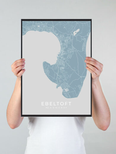 Ebeltoft byplakat i stilrent design. Denne Ebeltoft byplakat er med lyseblå baggrund og viser Ebeltoft fra sin smukkeste side