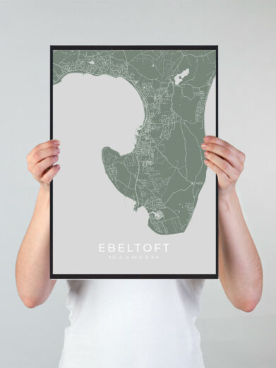 Ebeltoft byplakat i stilrent design. Denne Ebeltoft byplakat er med grøn baggrund og viser Ebeltoft fra sin smukkeste side