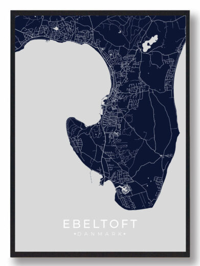 Ebeltoft byplakat i stilrent design. Denne Ebeltoft byplakat er med mørkeblå baggrund og viser Ebeltoft fra sin smukkeste side
