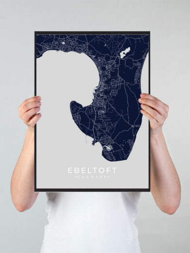 Ebeltoft byplakat i stilrent design. Denne Ebeltoft byplakat er med mørkeblå baggrund og viser Ebeltoft fra sin smukkeste side