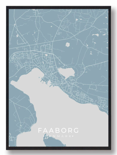 Faaborg byplakat i stilrent design. Denne Faaborg byplakat er med lyseblå baggrund og viser Faaborg fra sin smukkeste side