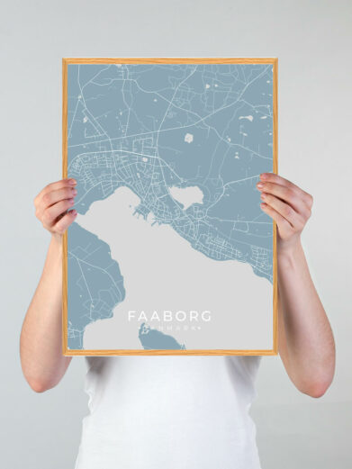 Faaborg by plakat med lyseblå baggrund. Denne Faaborg plakat med området som motiv viser Faaborg fra sin smukkeste side