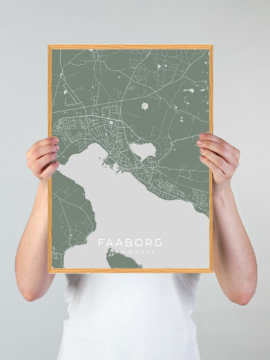 Faaborg by plakat med grøn baggrund. Denne Faaborg plakat med området som motiv viser Faaborg fra sin smukkeste side