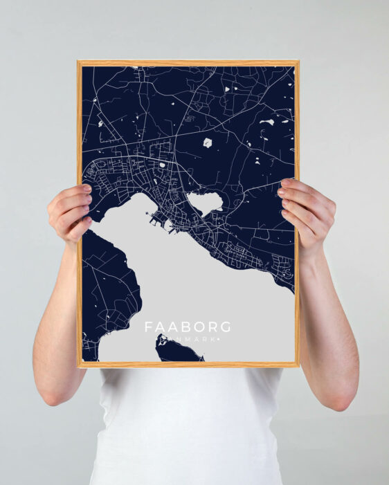 Faaborg by plakat med mørkeblå baggrund. Denne Faaborg plakat med området som motiv viser Faaborg fra sin smukkeste side