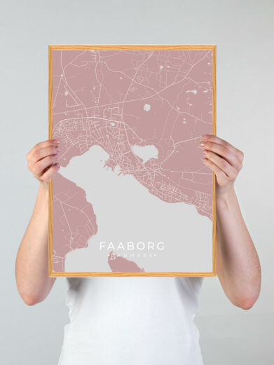 Faaborg by plakat med lyserød baggrund. Denne Faaborg plakat med området som motiv viser Faaborg fra sin smukkeste side