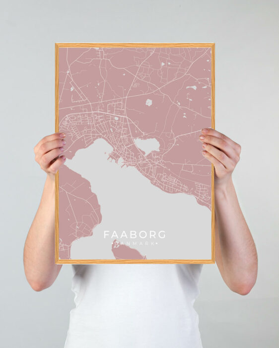 Faaborg by plakat med lyserød baggrund. Denne Faaborg plakat med området som motiv viser Faaborg fra sin smukkeste side