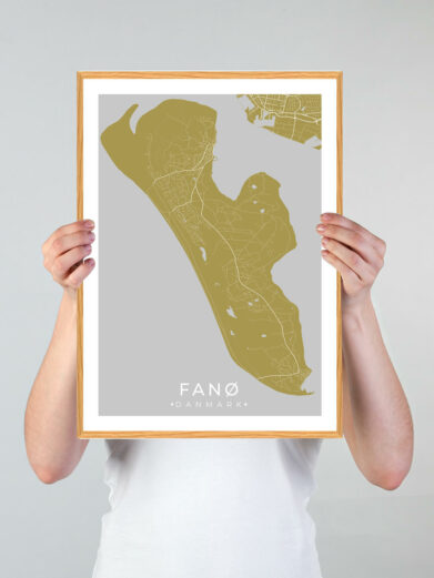 Fanø plakat med gul baggrund. Denne Fanø plakat med øen som motiv viser Fanø fra sin smukkeste side