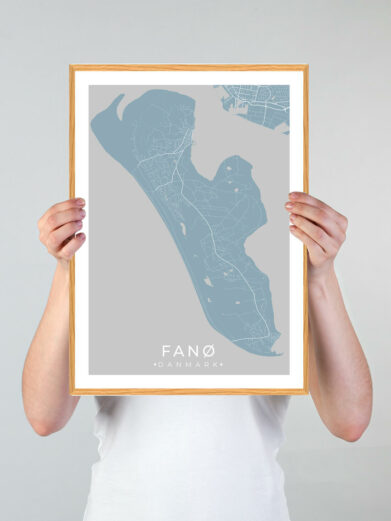 Fanø plakat med lyseblå baggrund. Denne Fanø plakat med øen som motiv viser Fanø fra sin smukkeste side