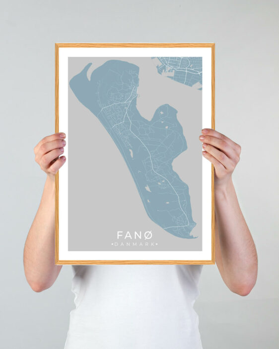 Fanø plakat med lyseblå baggrund. Denne Fanø plakat med øen som motiv viser Fanø fra sin smukkeste side