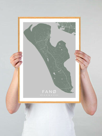 Fanø plakat med grøn baggrund. Denne Fanø plakat med øen som motiv viser Fanø fra sin smukkeste side