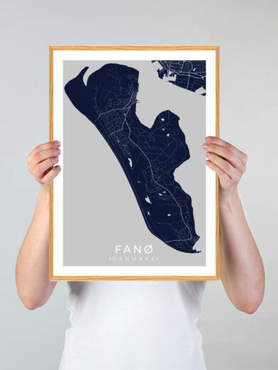 Fanø plakat med mørkeblå baggrund. Denne Fanø plakat med øen som motiv viser Fanø fra sin smukkeste side
