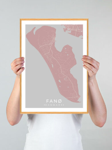 Fanø plakat med lyserød baggrund. Denne Fanø plakat med øen som motiv viser Fanø fra sin smukkeste side