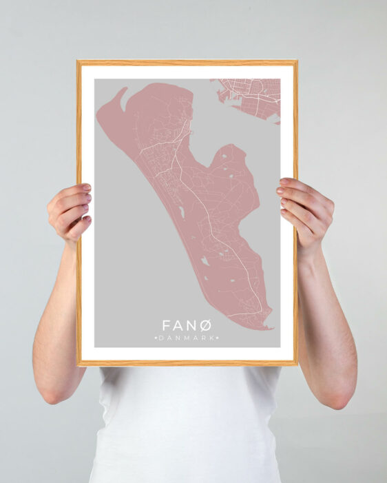 Fanø plakat med lyserød baggrund. Denne Fanø plakat med øen som motiv viser Fanø fra sin smukkeste side