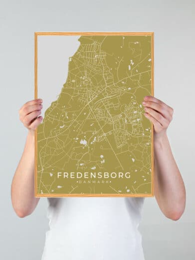 Fredensborg plakat i karrygul. Detaljeret bykort med gader og vandløb, holdt oppe af hænder. Stilfuld og moderne.