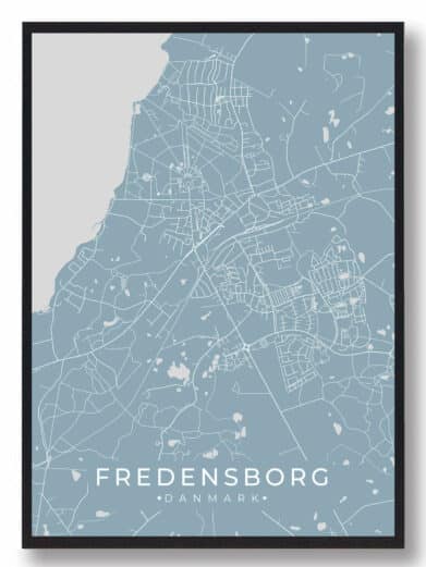 Fredensborg plakat i lyseblå. Minimalistisk bykort med hvide linjer på blå baggrund, indrammet i sort. Elegant vægkunst.