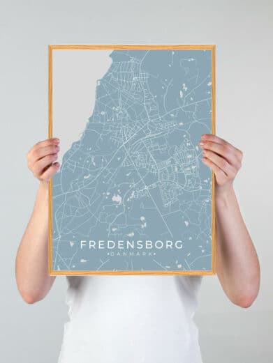 Fredensborg plakat i lyseblå. Detaljeret bykort med gader og vandveje. Stilfuldt design, perfekt gaveidé. Sjælland, Danmark.