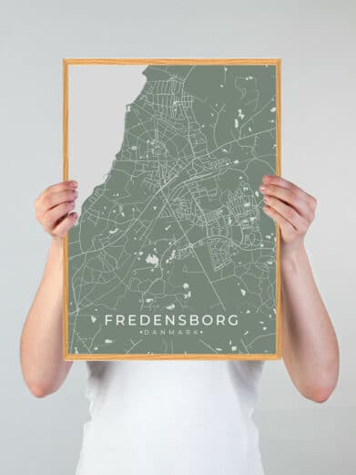 Fredensborg plakat i grøn. Minimalistisk bykort med gader og vandveje. Moderne design, perfekt til væggen. Nu på tilbud!