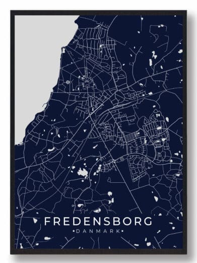 Fredensborg plakat: En mørkeblå bykort plakat med hvide linjer, der viser gader og vandveje. Elegant og minimalistisk design.