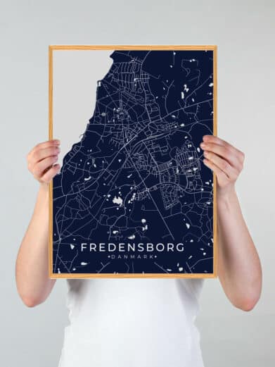 Mørkeblå Fredensborg plakat med bykortdetaljer. Flot design med hvide linjer. Perfekt til stuen eller kontoret. Fredensborg by.