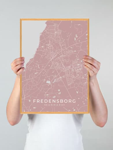 Fredensborg plakat i rosa: Detaljeret bykort med gader og vandveje. Moderne design til dit hjem. Perfekt som gave.