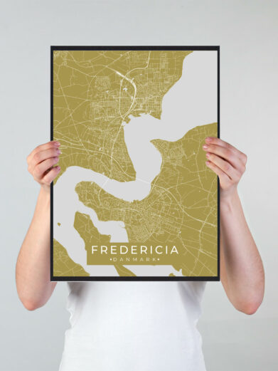 Fredericia byplakat i stilrent design. Denne Fredericia byplakat er med gul baggrund og viser Fredericia fra sin smukkeste side