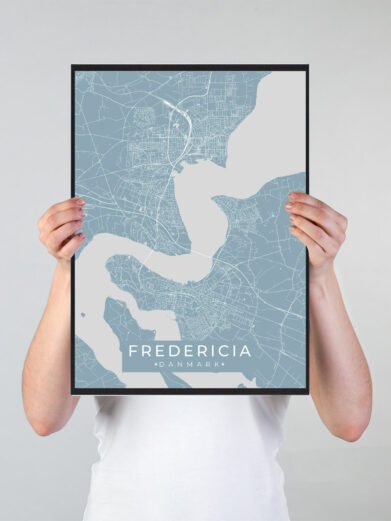 Fredericia byplakat i stilrent design. Denne Fredericia byplakat er med grøn baggrund og viser Fredericia fra sin smukkeste side