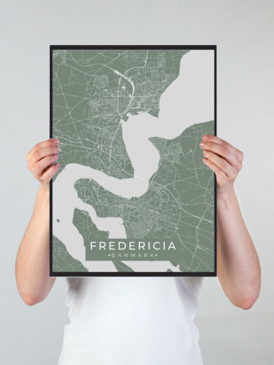 Fredericia byplakat i stilrent design. Denne Fredericia byplakat er med grøn baggrund og viser Fredericia fra sin smukkeste side