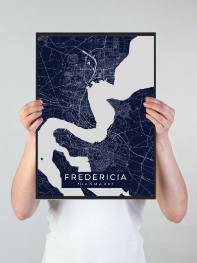 Fredericia byplakat i stilrent design. Denne Fredericia byplakat er med mørkeblå baggrund og viser Fredericia fra sin smukkeste side
