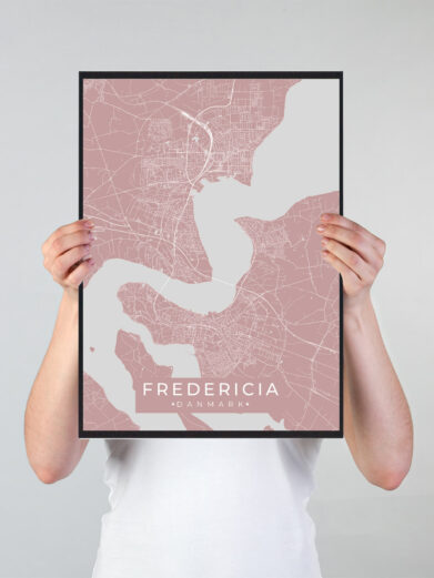 Fredericia byplakat i stilrent design. Denne Fredericia byplakat er med rosa baggrund og viser Fredericia fra sin smukkeste side